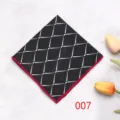 Taschino da uomo nero con motivo a rombi bianchi e bordo rosso dettaglio accessorio elegante - Colore 007