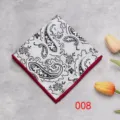 Vista dettagliata della pochette da uomo in paisley nero e bianco con bordo rosso. - Colore 008