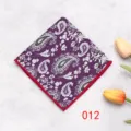 Primo piano dettaglio del fazzoletto da taschino paisley viola con bordo rosso per abiti formali. - 012