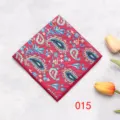 Vista dettagliata del fazzoletto paisley rosso, accessorio elegante con fantasia floreale. - Colore 015
