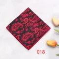 Dettaglio fazzoletto da taschino paisley nero rosso, fazzoletto formale e accessorio. - Colore 018