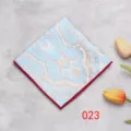 Dettaglio del fazzoletto da taschino uomo blu con motivo paisley e bordo rosso elegante. - Colore 023