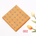 Classica pochette da uomo arancione con motivo floreale blu per abiti formali ed eleganti. - Colore 002