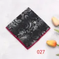Taschino da uomo nero con motivo paisley e bordo rosso per eleganti abiti da sposo. - 027