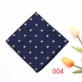 Taschino da uomo blu scuro con motivo floreale bianco elegante accessorio per abito formale - Colore 004