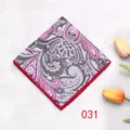 Dettaglio fazzietto da taschino uomo motivo cachemire, accessorio rosa e nero elegante. - Colore 031