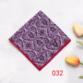 Primo piano di una pochette da taschino viola con motivo Paisley e bordo rosso vivo. - Colore 032