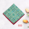 Vista dettagliata della pochette da uomo con motivo turchese e bordo rosso elegante. - 033