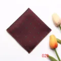 Pochette de costume rétro rouge foncé pour homme à pois verts, mouchoir en soie polyester élégant. - 020