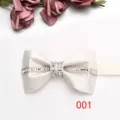 Primo piano di un elegante papillon in raso argento con strass per matrimonio da uomo. - 001