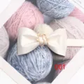 Farfallina in raso bianco con delicato decoro in metallo foglia d'oro, elegante accessorio uomo. - Bianco
