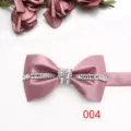 Lussuoso farfallino rosa in raso con strass brillanti e dettagliato fiore di rosa bella. - Colore 004