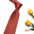 Corbata roja de seda con lunares en detalle, accesorio clásico de estilo británico elegante. - Color 004