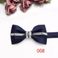 Vista dettagliata del papillon blu scuro da uomo con strass, elegante accessorio sposo. - Colore 008