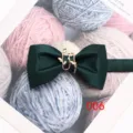 Dettaglio papillon in seta verde scuro con delicata spilla a foglia d'oro, accessorio uomo. - Verde Scuro