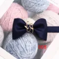 Vista dettagliata di un papillon blu scuro da uomo con un raffinato ornamento a foglia. - Blu scuro
