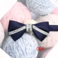 Dettaglio papillon blu notte in raso con strass cristalli brillanti e raffinata trama. - Blu scuro