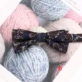 Vista de cerca del elegante pajarita doble para hombre con motivo floral azul oscuro. - Estilo B