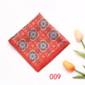 Vue détaillée d'une pochette de costume rouge pour homme avec des motifs floraux bleus. - 009