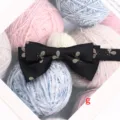 Vue détaillée du nœud papillon noir à double couche avec motif de raquette doré chic. - Style G