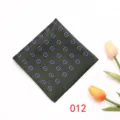Détail de la pochette de costume verte à motif floral bleu pour hommes élégants. - 012