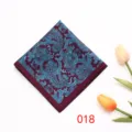 Vue détaillée de la pochette de costume homme avec motif cachemire bleu et bordeaux. - 018