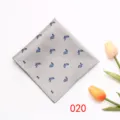 Gros plan détaillé de la pochette de costume grise pour homme avec joli motif de lapin. - 020