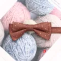 Détail du nœud papillon bordeaux à double couche à pois pour mariage homme. - Style P