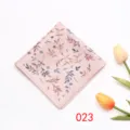 Vue détaillée de la superbe pochette de costume pour homme avec motif floral élégant. - Style de conception d'armure