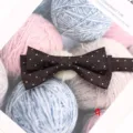 Vue détaillée d'un élégant nœud papillon marron à pois doubles pour mariage et tenues formelles. - Style Q