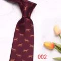 Detalle en primer plano de corbata de hombre burdeos con elegante motivo de caballo en mármol. - Rojo Vino (002)
