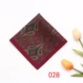 Gros plan détaillé d'une pochette de costume rouge au motif cachemire classique. - 028