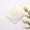 Detalle en primer plano de un pañuelo de bolsillo blanco de jacquard con motivo de hojas. - Patrón de Vena de Hoja Blanco Lechoso