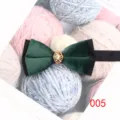 Papillon in velluto verde scuro con centro in metallo dorato e strass per abito da sposa dettaglio - Colore 005