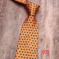Oranje herenstropdas met stijlvol blauw bloemmotief, ideaal voor zakelijke en formele kleding. - Kleur 002