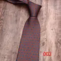 Detailopname van een bruine herenstropdas met een fijn blauw bloemenpatroon voor stijl. - Kleur 003
