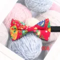 Primo piano dettagliato del farfallino in cotone rosso con motivo floreale e stellato giapponese. - Colore 008