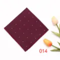 Bordeauxrode heren pochet zakdoek met oranje stippenpatroon voor detailweergave. - 014