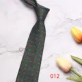 Green business necktie for men with vintage floral pattern, elegant detail view design. - 8CM012