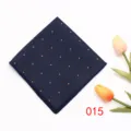 Gedetailleerd overzicht van de donkerblauwe pochet met chique oranje stippen en fijne stof. - 015