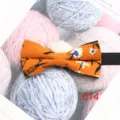 Farfallino in cotone floreale arancione da uomo con cinturino nero, accessorio elegante. - Colore 014