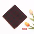 Detailopname van een heren pak pochet met een elegant paardenpatroon op een bordeauxrode stof. - 018