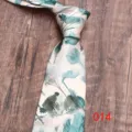 Vue détaillée de la cravate pour homme à imprimé floral vert et motif aquarelle élégant. - Couleur 014
