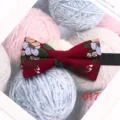 Primo piano dettagliato del elegante papillon in cotone con stampa floreale da uomo. - 017