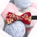 Dettaglio in primo piano di un farfallino in cotone rosso con motivo floreale vintage. - Colore 019