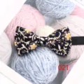 Elegante papillon floreale da uomo, tessuto blu scuro con stampa delicata gialla e bianca. - Colore 021