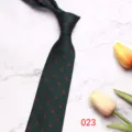Primer plano vista detallada de corbata de negocios para hombre verde con ciervo. - 8CM023