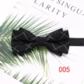 Vista detallada de pajarita negra de cuadros, tela de poliostere elegante para camisa de hombre. - Estilo 005