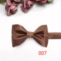 Dettaglio di papillon marrone in raso con catena dorata per eleganti abiti formali. - Colore 007