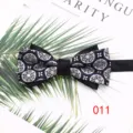 Primer plano de una elegante pajarita de poliéster negra y morada con patrón para hombres. - Estilo 011